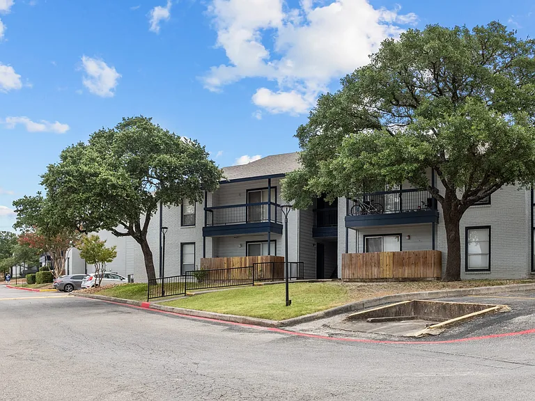 Peaks at Live Oak — Photo 22