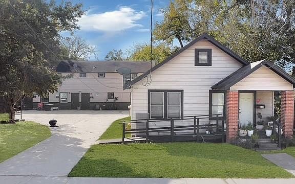 3rd image of 605 E Hunnicutt Ave