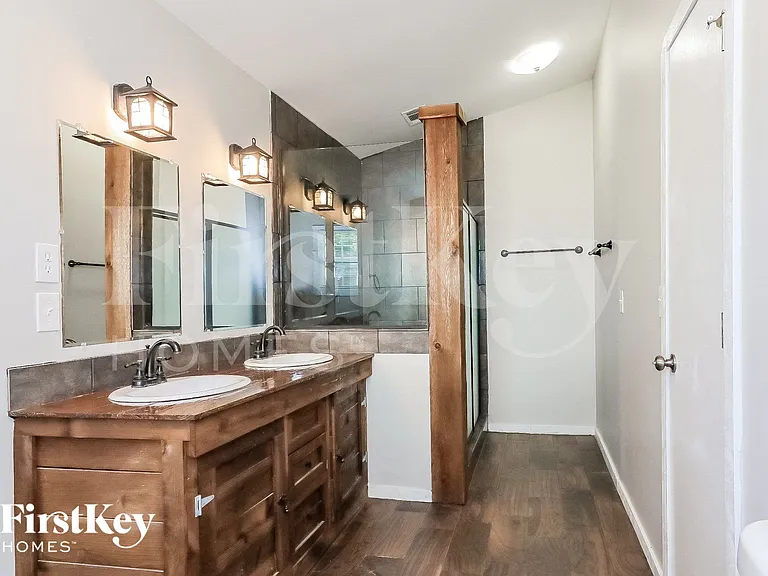 824 Riverstone Ln — Photo 10