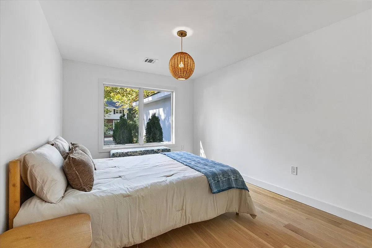 4 bed, 2500 sqft, $12,000 — Photo 3