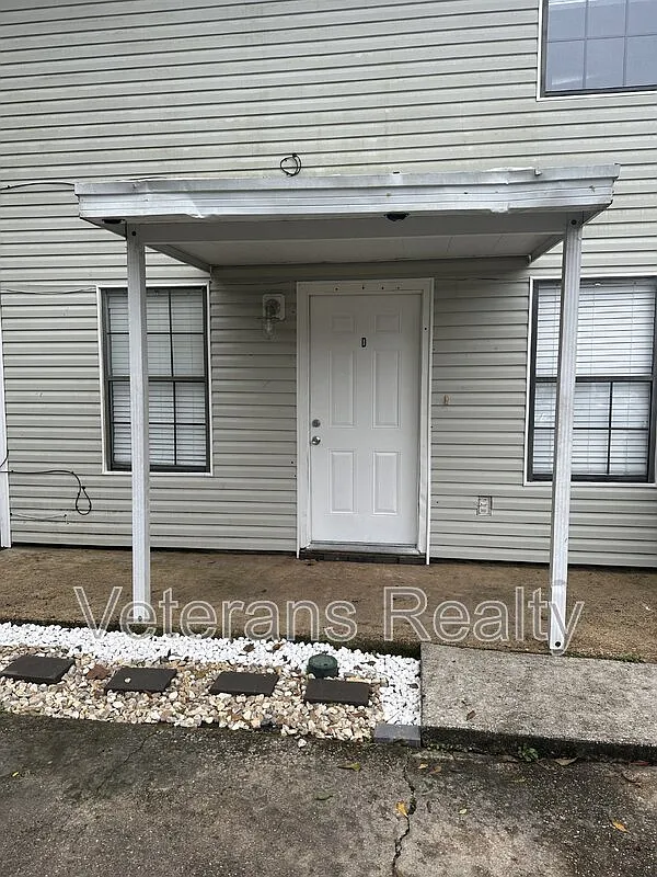 2 bed, 1.5 bath, 1100 sqft, $1,050 — Photo 1