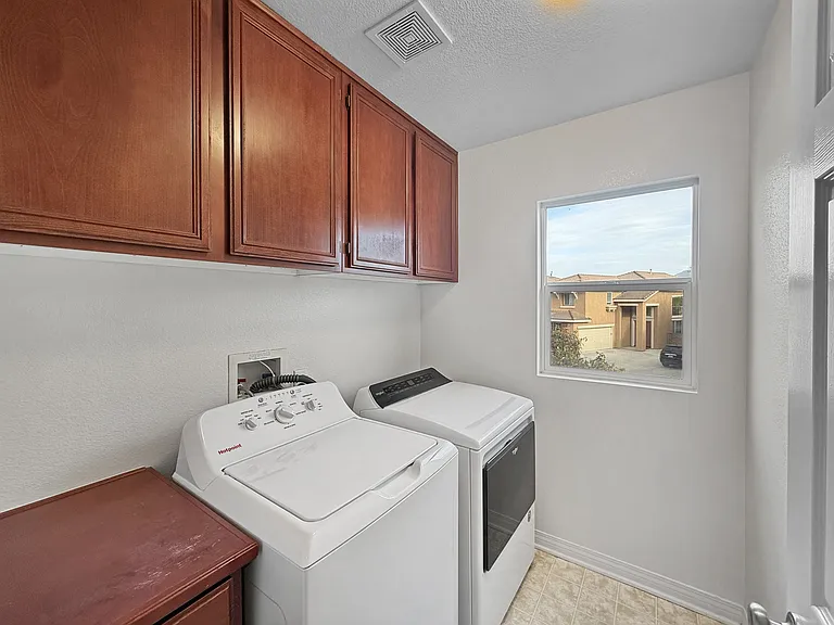748 Kirkwall Dr — Photo 17