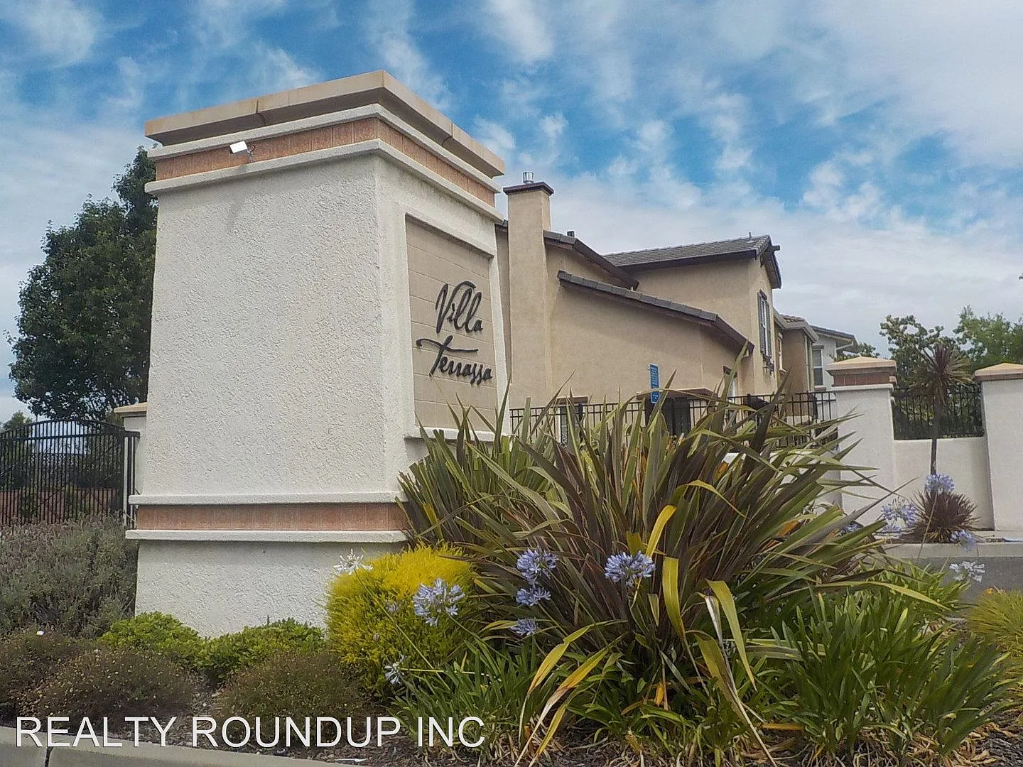 4554 Cardona Ln photo 1