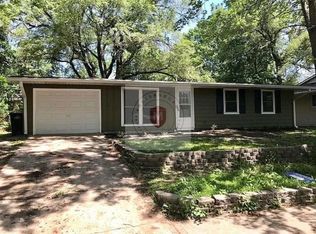 402 Holiday Dr, Lansing, KS 66043