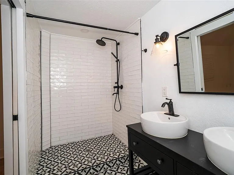 6704 N Taliaferro Ave — Photo 33