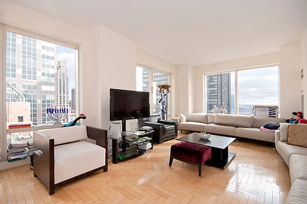 Rented by Sumitomo Real Estate Sales | media 23