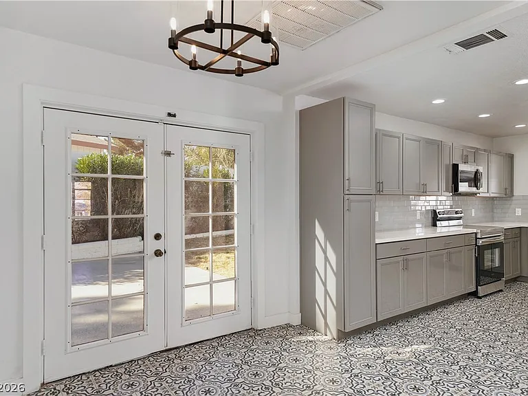 1140 Hillside Pl — Photo 11