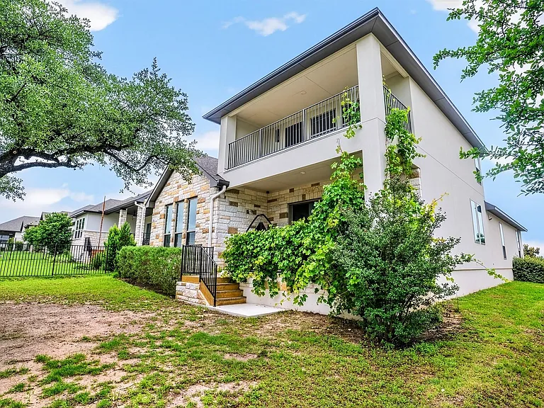 402 Gulfton St — Photo 30