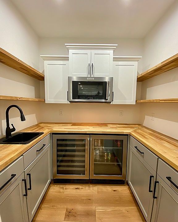 Pantry / Wet Bar 