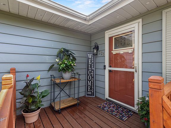 5th image of 225 Coach House Dr
