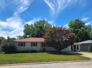1006 W Taylor Ln, Bartonville, IL 61607