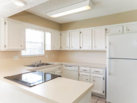 3rd image of 2588 Ridgecrest Ave