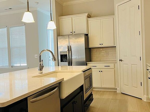 5th image of 725 Goswell Dr