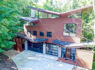 4686 Hubertus Rd, Hubertus, WI 53033