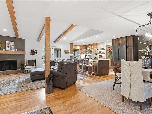 3rd image of 9815 Howe Dr