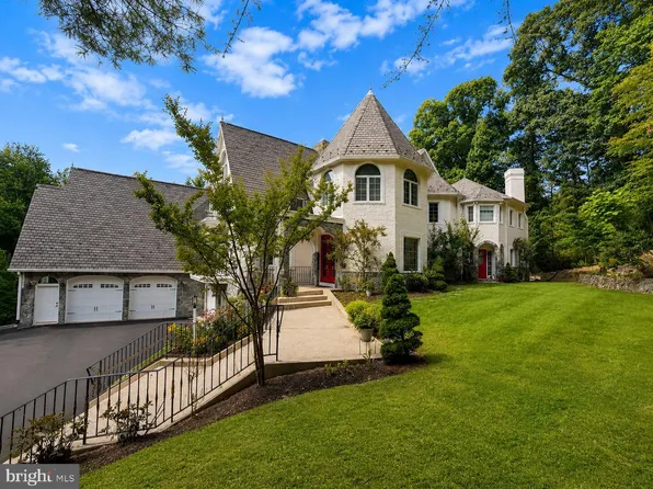 10900 Woodleaf Ln, Great Falls, VA 22066