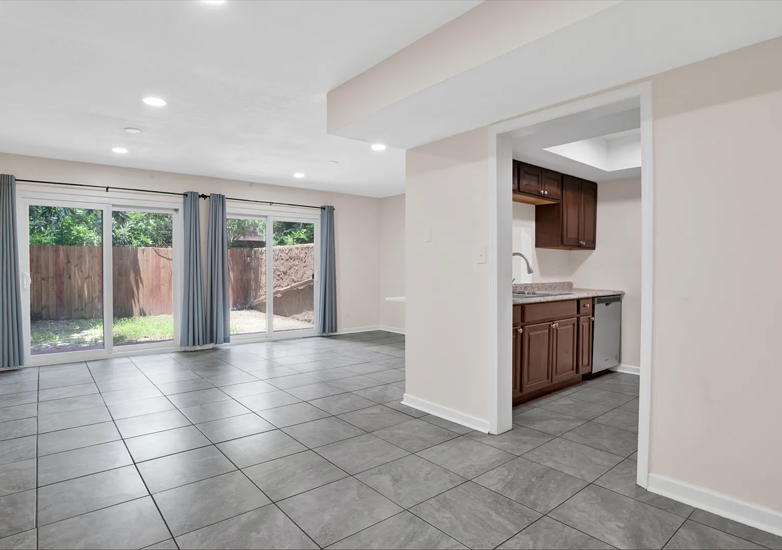 3 bed 2.5 bath Townhome in West Pensacola — Photo 1