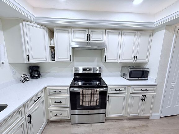 4th image of 7004 W Country Club Dr N