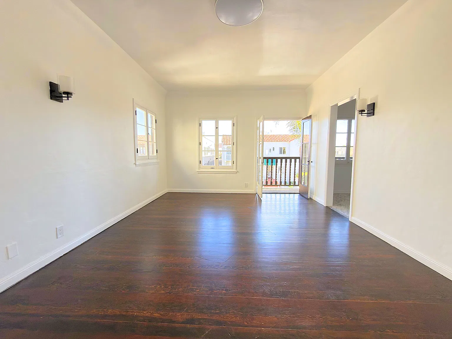 401 N Genesee Ave — Photo 4