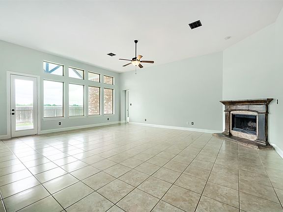 3rd image of 1012 Hillrose Dr