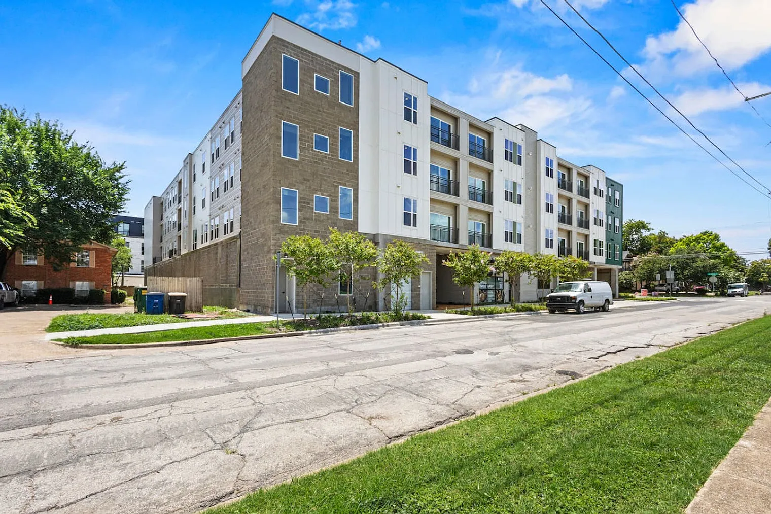 1 bed, 1.0 bath, 301 sqft, $2,577 — Photo 2