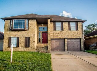110 Almond Dr, Lake Jackson, TX 77566
