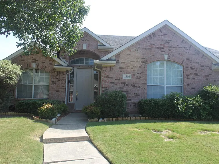 1556 Bastrop Dr — Photo 2