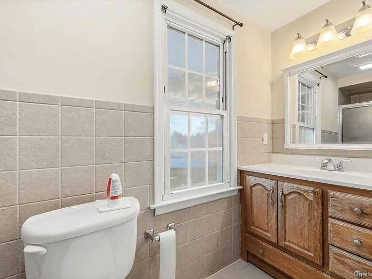 983 Warren Ave — Photo 16