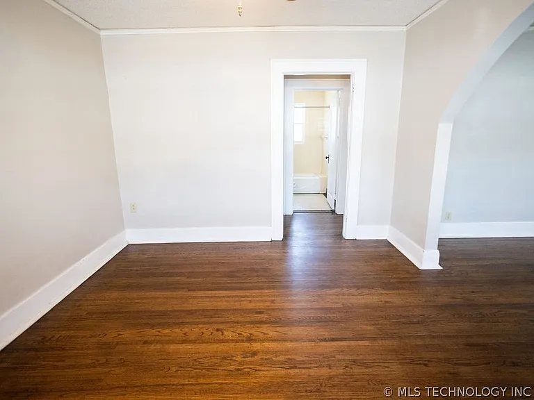 1147 S Florence Ave — Photo 21