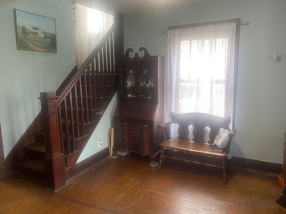 4th image of 311 Allenby St