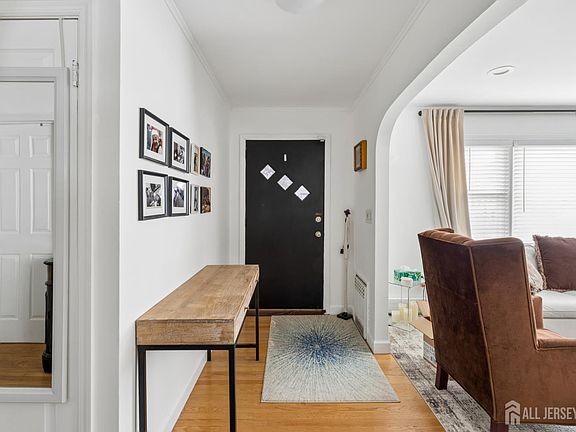 5th image of 151 Minna Ave