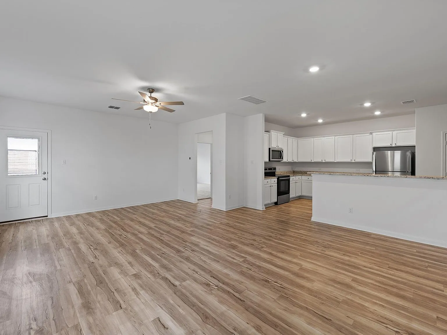 5 bed, 3.5 bath, 2470 sqft, $2,870 — Photo 2