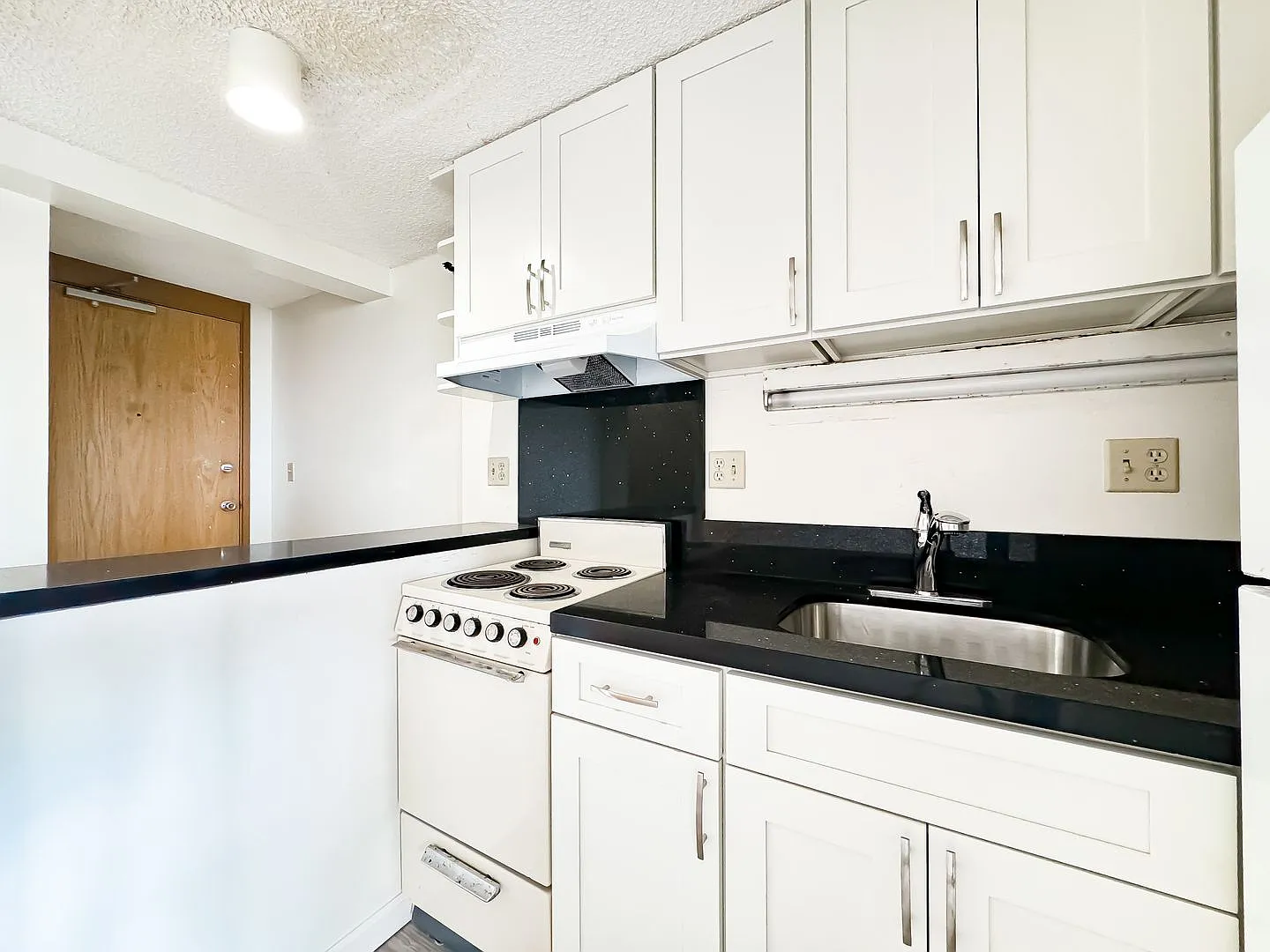 Century Park Plaza Studio with A/C — Photo 3