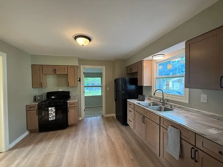 105 Sweeting St — Photo 12