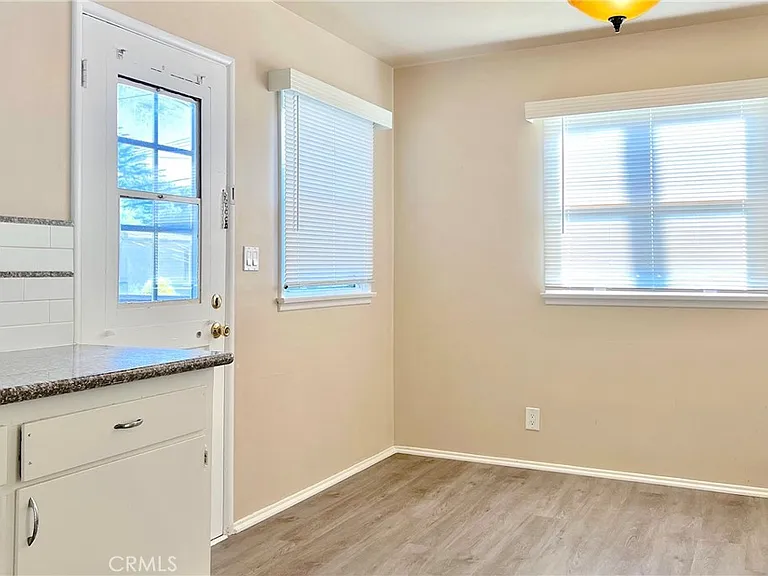240 N Shamrock Ave — Photo 11