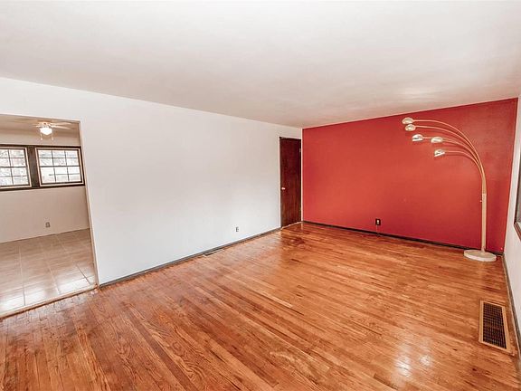4th image of 10327 Varnum Dr