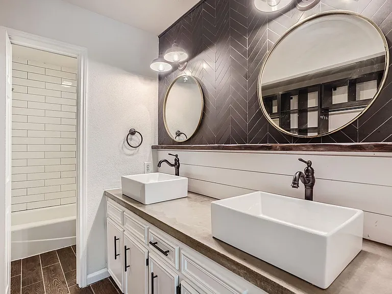1712 Hermitage Dr — Photo 3