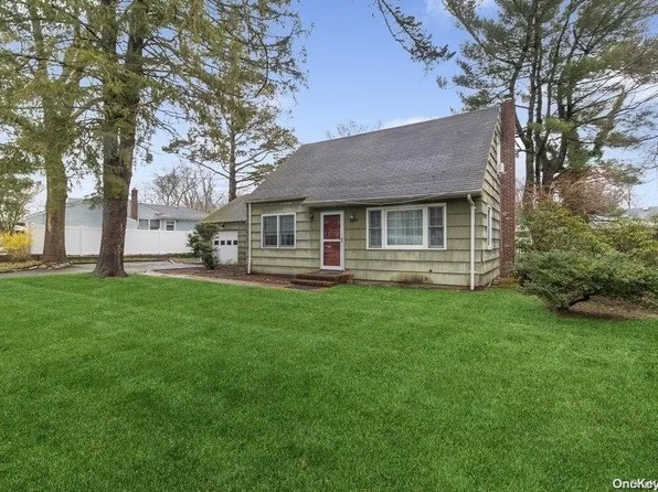 443 2nd Avenue W, East Northport, NY 11731