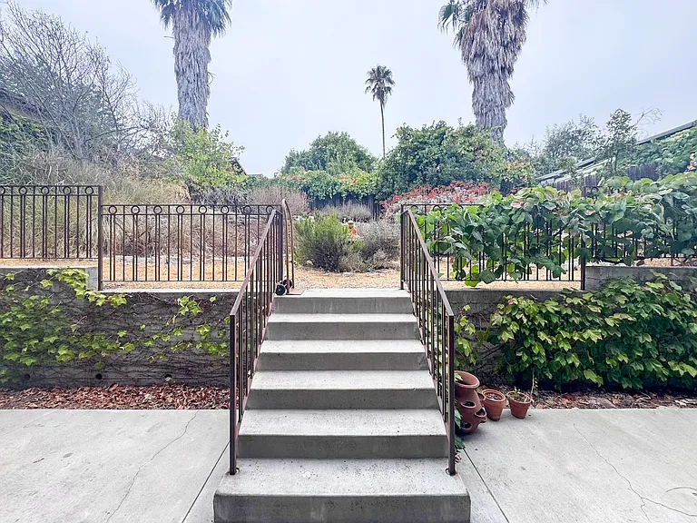 1123 Marion Ave — Photo 33