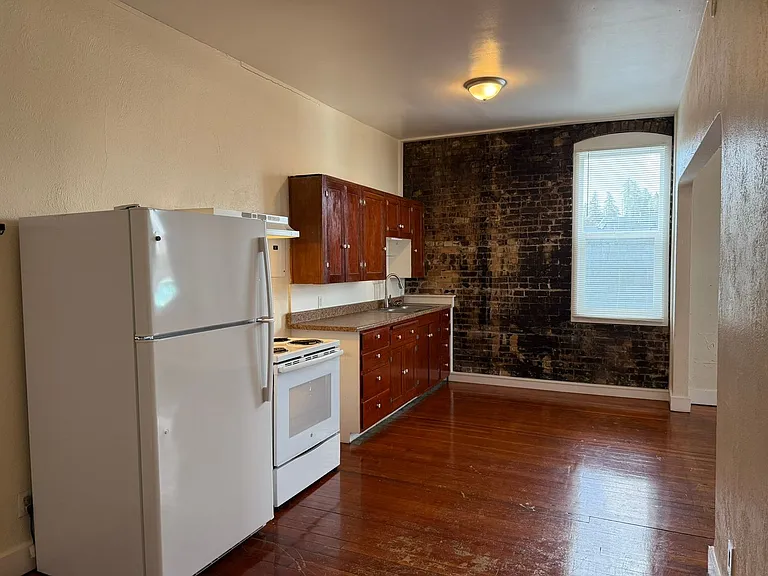 157 NE Main St — Photo 12