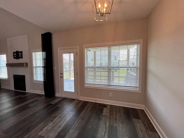 557 Dexter Dr — Photo 11