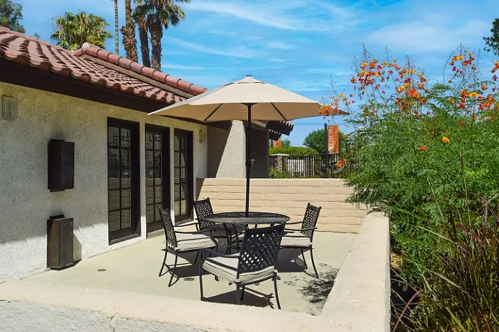 Las Brisas Apartments — Photo 3