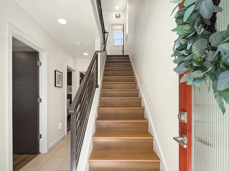 6211 9th Ave NE #B — Photo 3