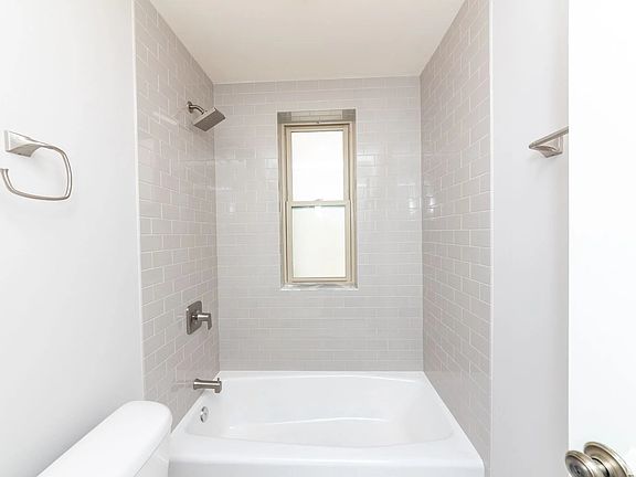 4th image of 640 W Wrightwood Ave APT 207