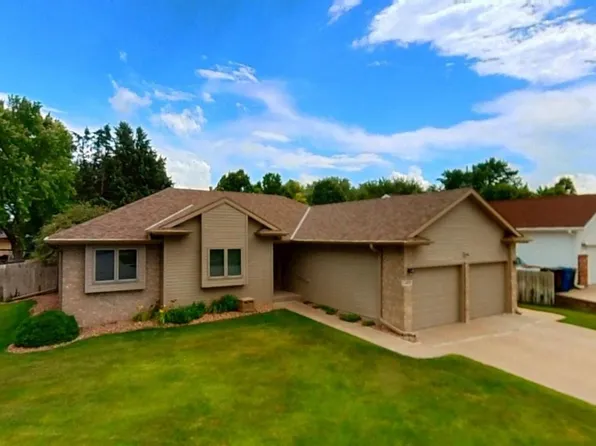 4423 Loveland Dr, Kearney, NE 68845