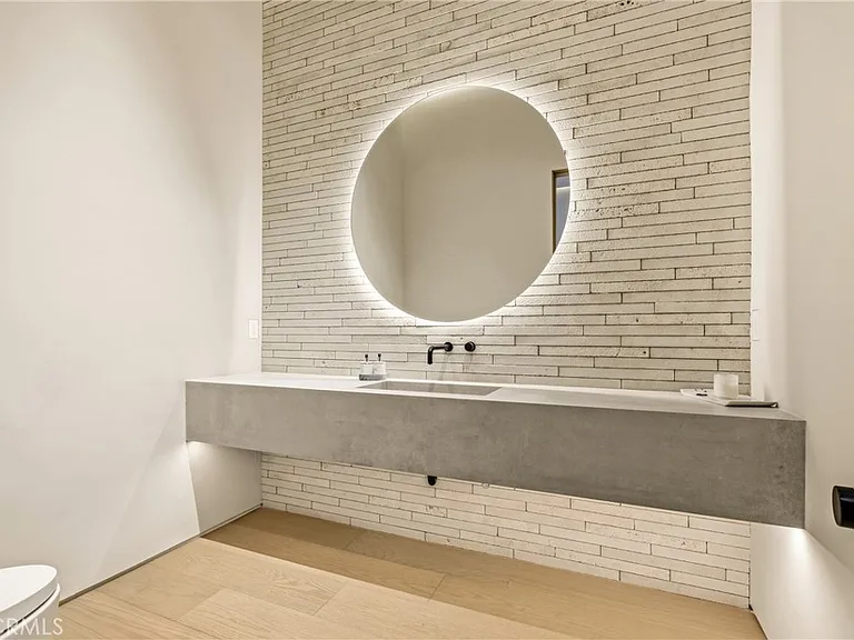 22924 Erwin St — Photo 35