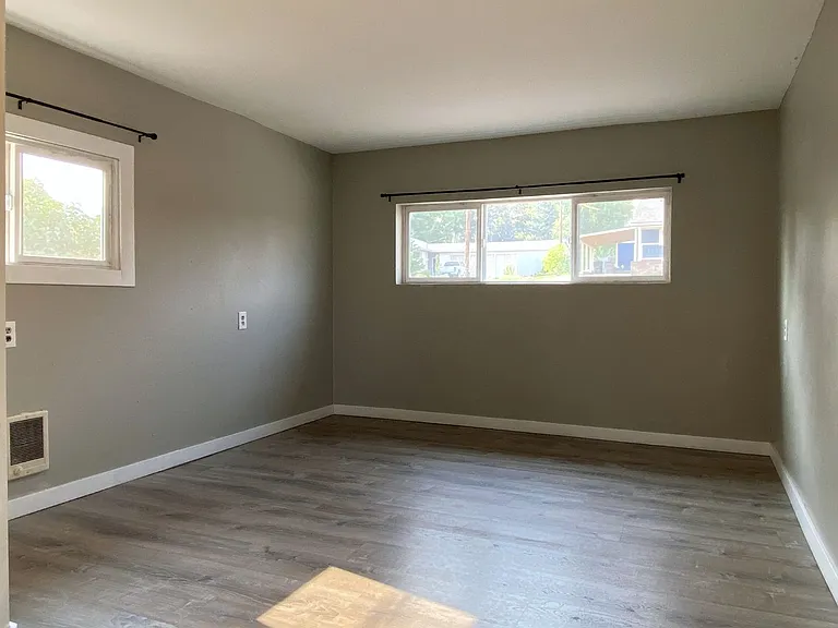 2207 E 10th St — Photo 10