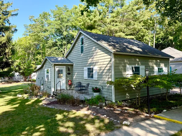 41 N Dover St, Pentwater, MI 49449