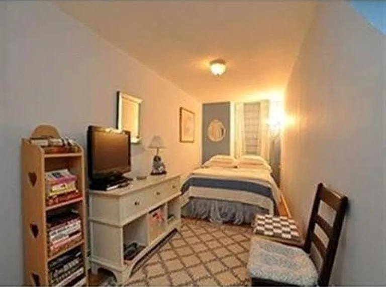 2nd bedroom (Queen bed)