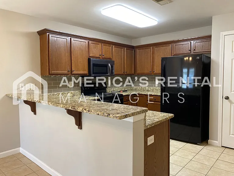2819 Southwood Ln — Photo 9